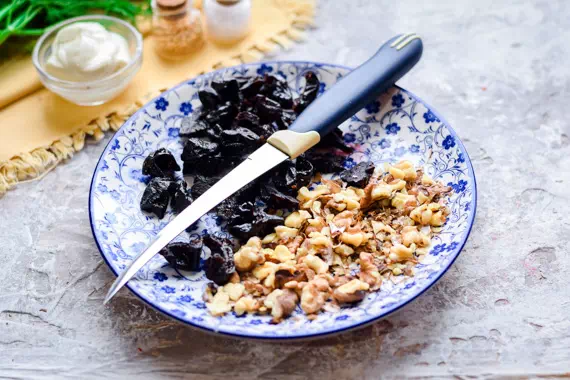 салат из свеклы с черносливом и грецкими орехами рецепт фото 5
